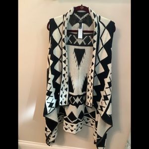 Forever 21 handkerchief hem Southwestern knit sweater vest, size Lg cream & Blk.